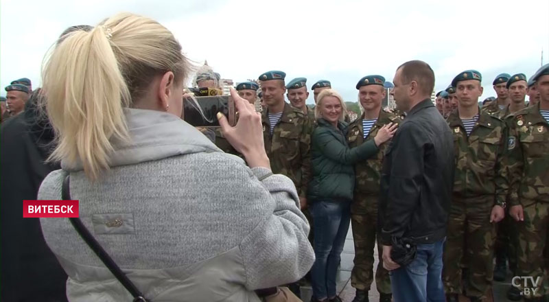 «Мужчинам нужно через это пройти». В Витебске торжественно уволили в запас десантников-15