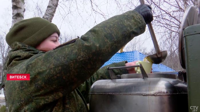 500 витебских десантников окунулись в ледяную воду на Крещение. Военные поделились впечатлениями-16