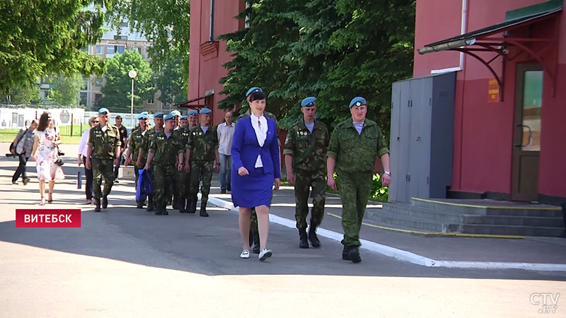 Представители БелАЗа посетили своих сотрудников, которые проходят срочную службу в армии-1