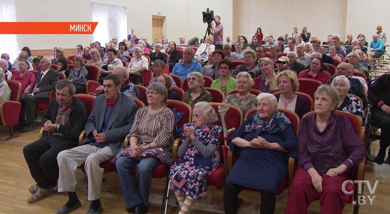 Ученики Острошицко-Городокской школы провели для жителей минского дома-интерната праздничную программу: видеофакт-4