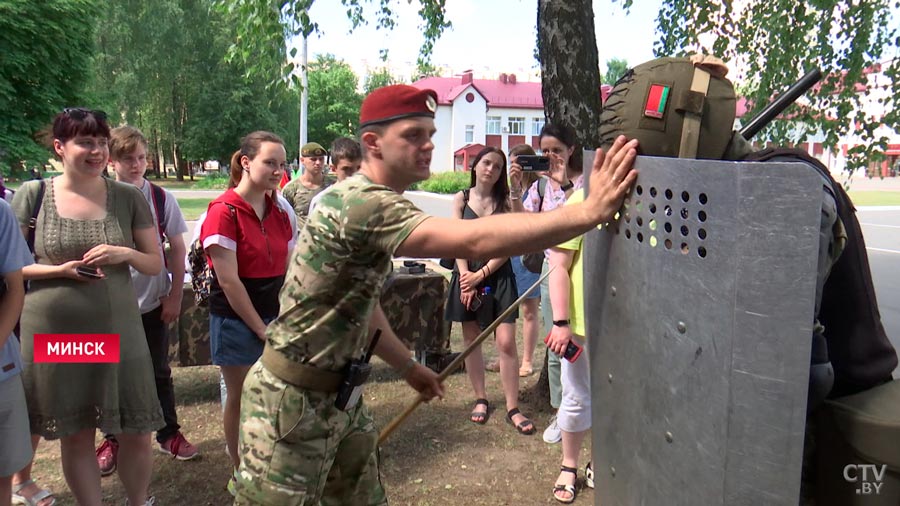 «Хотим попробовать пострелять». Детские летние лагеря на базе войсковых частей начали работать в Минске-4