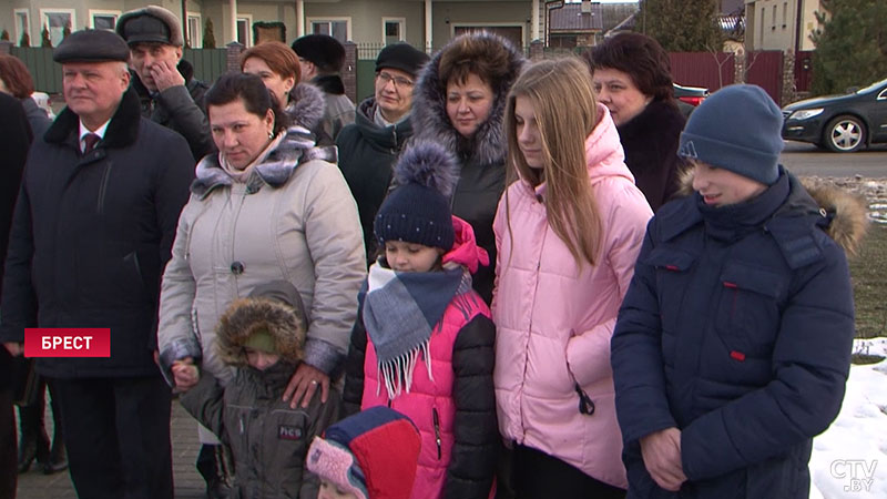 Семья для 12 маленьких белорусов. Новоселье отпраздновали в двух домах семейного типа в Бресте-28