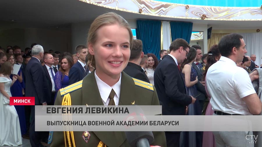 «Было трудно на курсе молодого бойца». Эта девушка закончила Военную академию и получила награду из рук Президента Беларуси-3