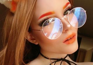 Девушка показала, как выглядела в 18 лет. Люди не верят, что сейчас она старше 