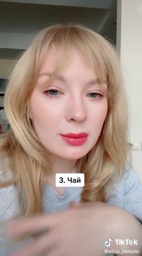 Он нюхает волосы жены и проверяет их на чистоту. Девушка рассказала о странностях мужа-иностранца-7