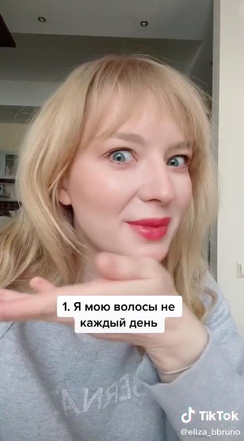 Он нюхает волосы жены и проверяет их на чистоту. Девушка рассказала о странностях мужа-иностранца-1