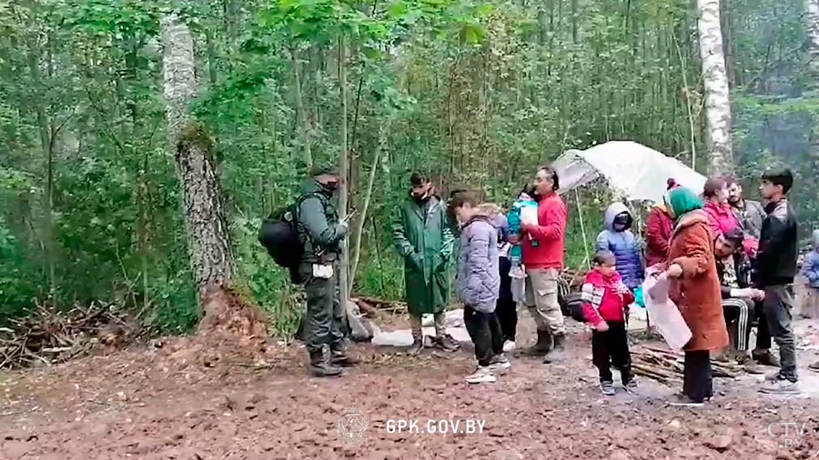 «Почему вы так делаете?» В Сети появилось видео разговора латвийского пограничника с беженцами-4