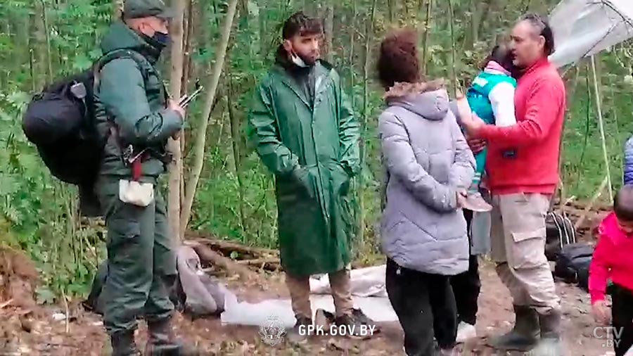 «Почему вы так делаете?» В Сети появилось видео разговора латвийского пограничника с беженцами-1