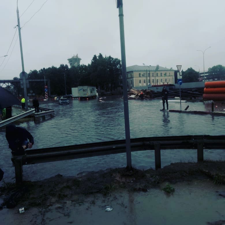 Воды по пояс. Затопление улиц в районе аэропорта Шереметьево в 11 фотографиях-17