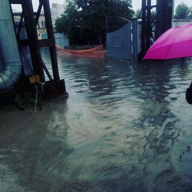 Воды по пояс. Затопление улиц в районе аэропорта Шереметьево в 11 фотографиях-1