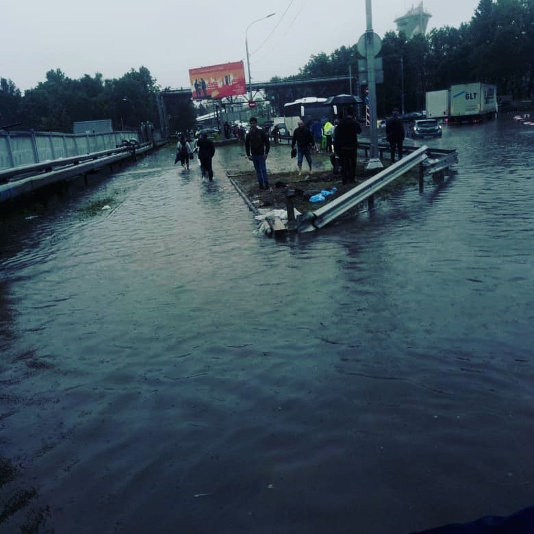 Воды по пояс. Затопление улиц в районе аэропорта Шереметьево в 11 фотографиях-4