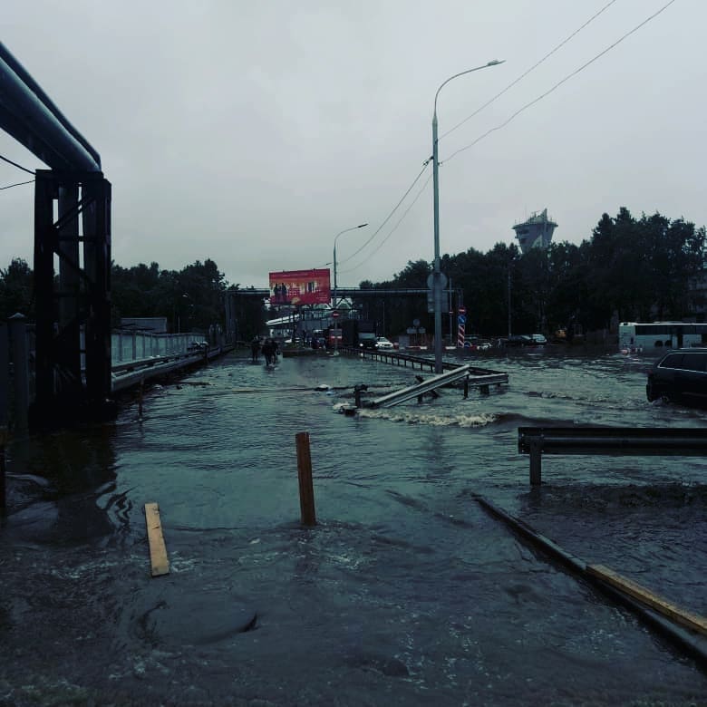 Воды по пояс. Затопление улиц в районе аэропорта Шереметьево в 11 фотографиях-9