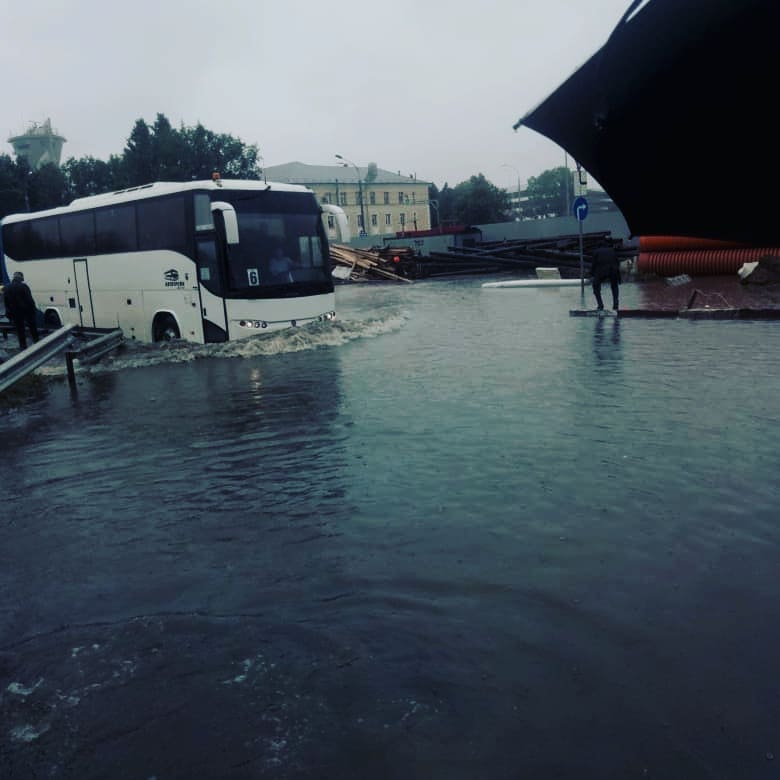 Воды по пояс. Затопление улиц в районе аэропорта Шереметьево в 11 фотографиях-11