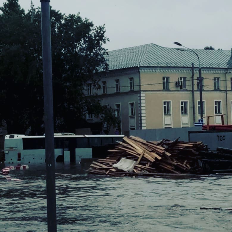 Воды по пояс. Затопление улиц в районе аэропорта Шереметьево в 11 фотографиях-15