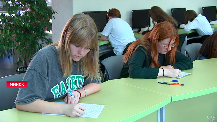 Все вузы Беларуси написали диктант «Дзень народного адзінства» на белорусском языке-1