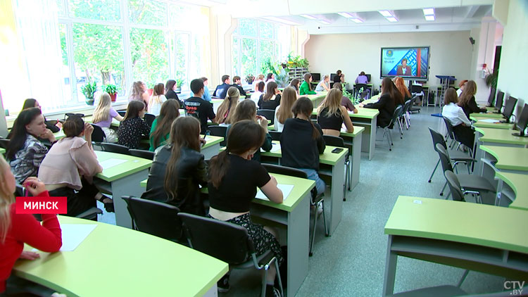 Все вузы Беларуси написали диктант «Дзень народного адзінства» на белорусском языке-13