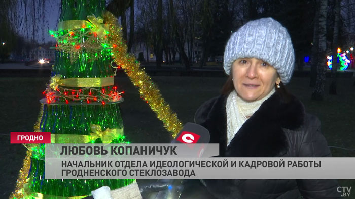 На ветках можно найти бутылки из-под шампанского, окорок, лекарства. В Гродно появилась аллея необычных новогодних ёлок-12