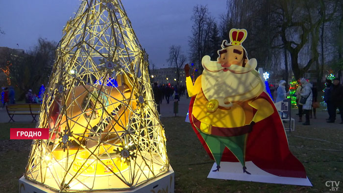 На ветках можно найти бутылки из-под шампанского, окорок, лекарства. В Гродно появилась аллея необычных новогодних ёлок-1