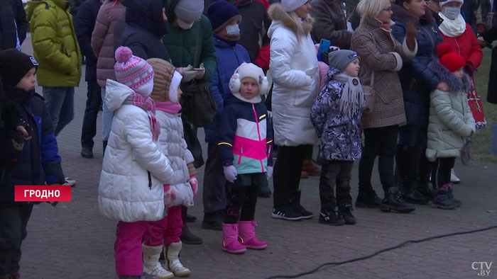 На ветках можно найти бутылки из-под шампанского, окорок, лекарства. В Гродно появилась аллея необычных новогодних ёлок-20