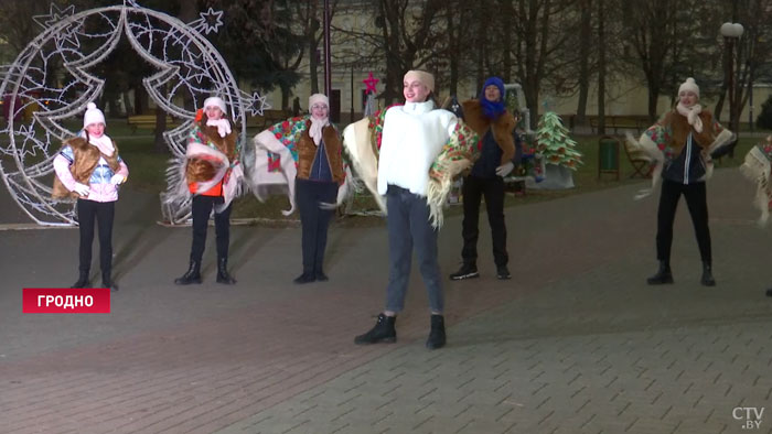 На ветках можно найти бутылки из-под шампанского, окорок, лекарства. В Гродно появилась аллея необычных новогодних ёлок-23