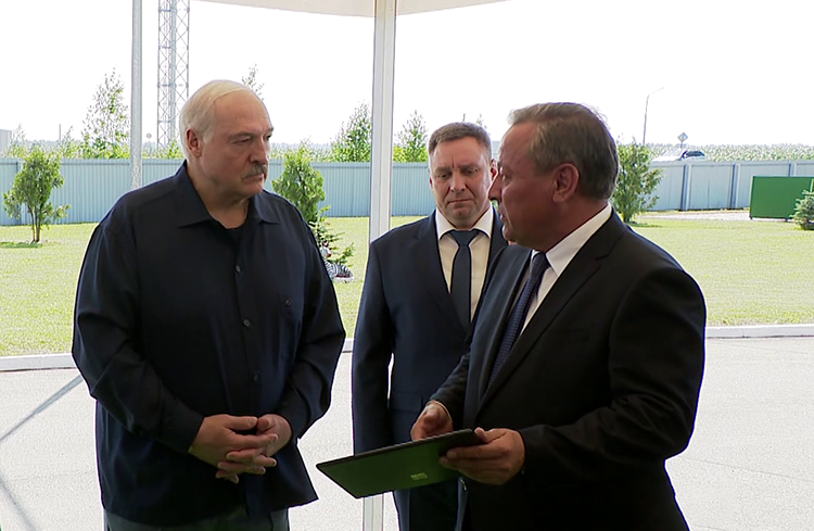 Лукашенко поручил выработать четкую программу по разведению красной породы коров в Беларуси
