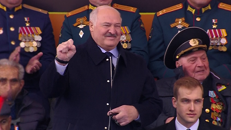Лукашенко поприветствовал белорусских спецназовцев на параде на Красной площади