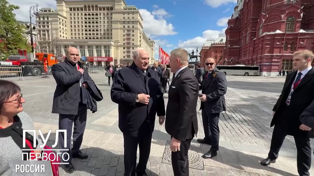 Президент Беларуси пообщался с премьером Словакии Фицо после Парада Победы в Москве-2