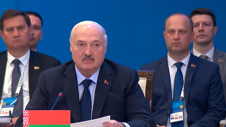 Лукашенко: наша задача – не дать превратить искусственный интеллект в оружие массового поражения