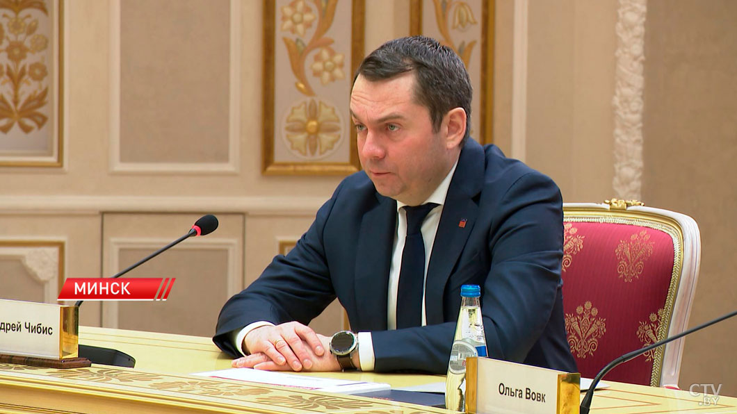 «Двери везде для вас открыты». Лукашенко встретился с губернатором Мурманской области-16