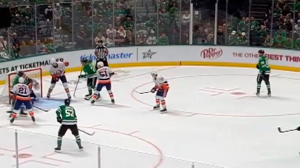 Владислав Колячонок дебютировал в новом сезоне НХЛ