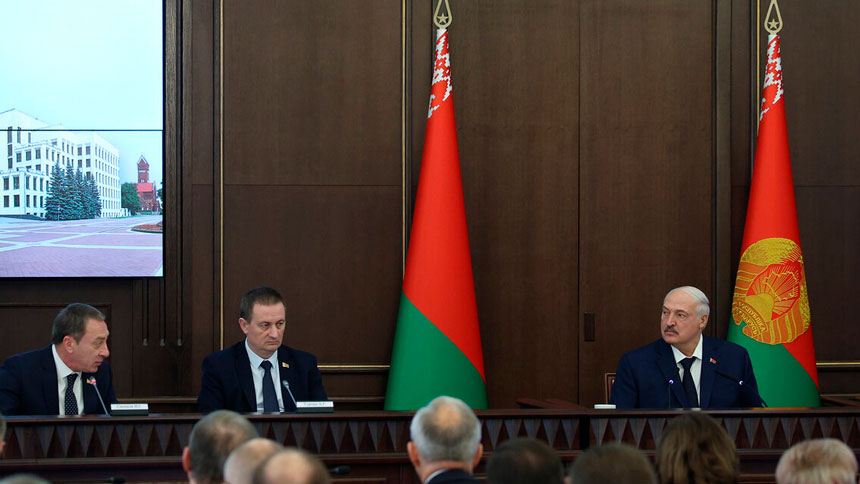 «Так должно быть!» Лукашенко отметил оперативность Кубракова на резонансном деле в Смолевичском районе «Так должно быть!» Лукашенко отметил оперативность Кубракова на резонансном деле в Смолевичском районе