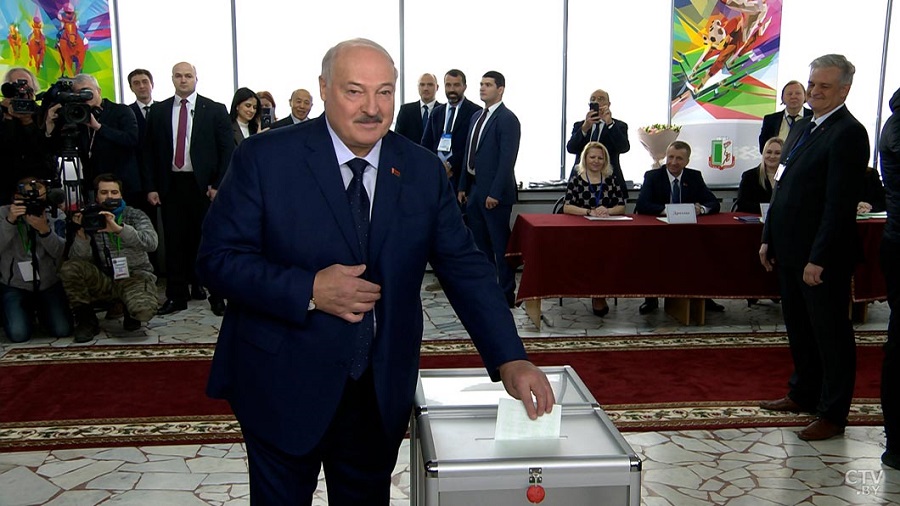 Лукашенко отдал свой голос на президентских выборах-1