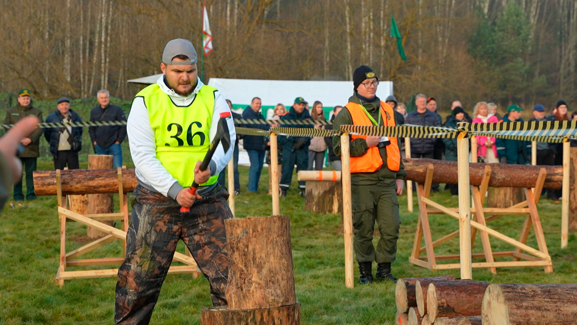Журналисты взялись за оружие! Как прошёл чемпионат по колке дров среди СМИ