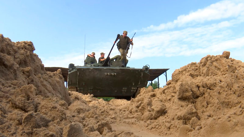 Военнослужащие запаса отрабатывают навыки по тактике и огневой