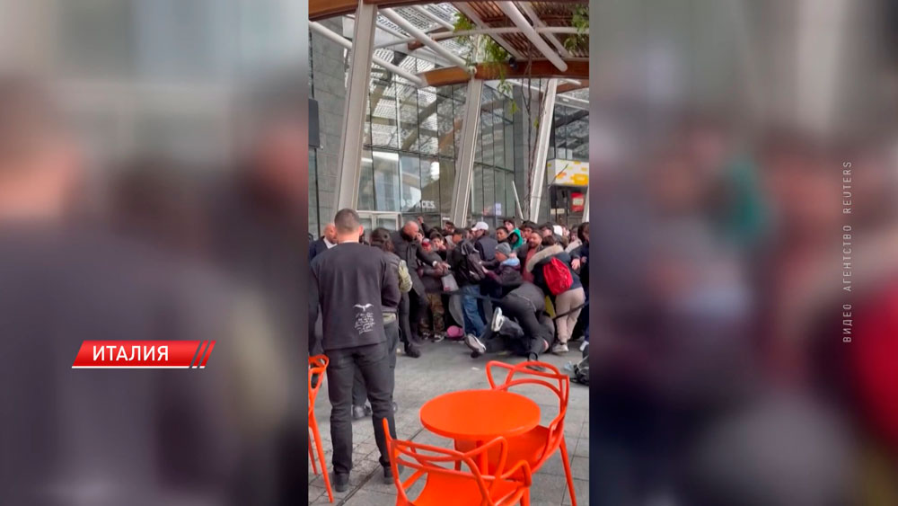 В Милане покупатели чуть не поубивали друг друга прямо в очереди