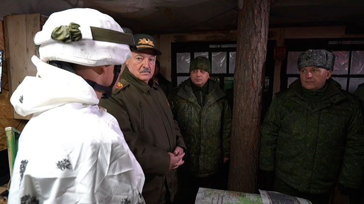 Лукашенко: «У нас никто спрашивать не будет, когда и как воевать» Лукашенко: «У нас никто спрашивать не будет, когда и как воевать»