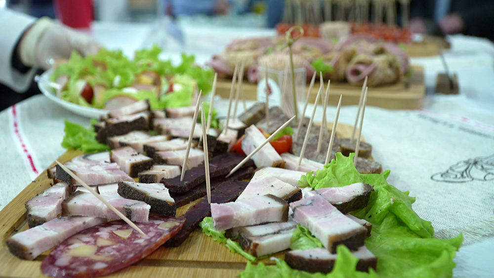 Попробовали халву со шкварками и пообщались с Запашным – показываем самое интересное с «ПродЭкспо-2025»