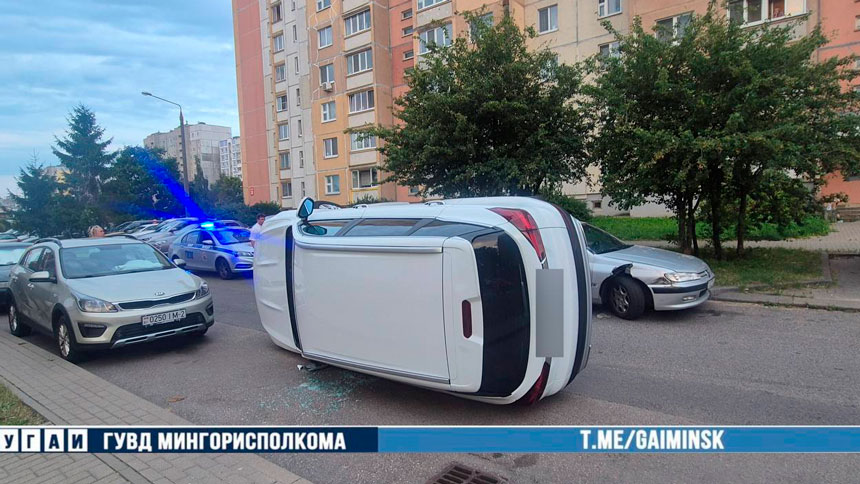 ДТП на ул. Космонавтов: автомобиль опрокинулся после наезда на припаркованную машину
