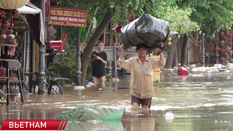 Количество погибших из-за самого мощного наводнения в истории центрального Вьетнама увеличилось до 35