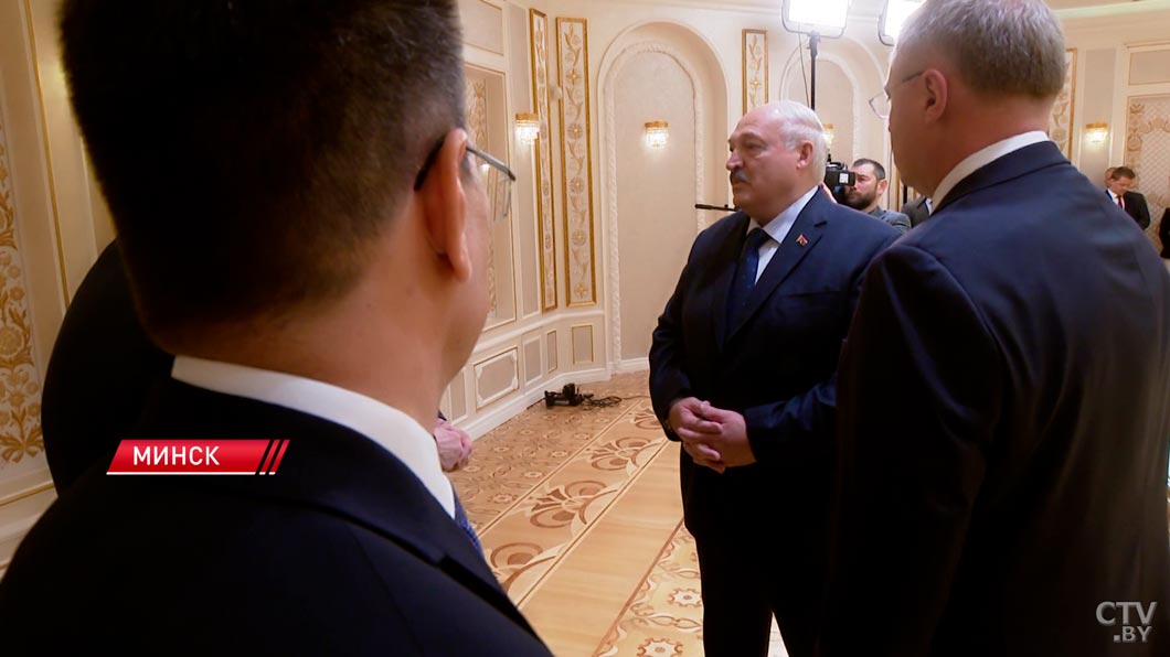 Лукашенко: «Мы же не носим свастики, как в Украине!» Президент ответил про георгиевские ленточки -2