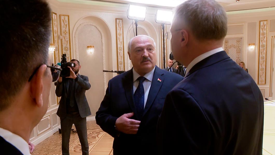 Лукашенко: «Мы же не носим свастики, как в Украине!» Президент ответил про георгиевские ленточки 