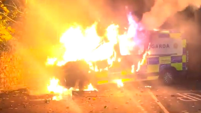 В Дублине протестующие против мигрантов устроили стычки с полицией В Дублине протестующие против мигрантов устроили стычки с полицией