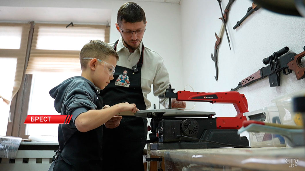 Пространство, свободное от гаджетов: столярная мастерская для школьников работает в Бресте