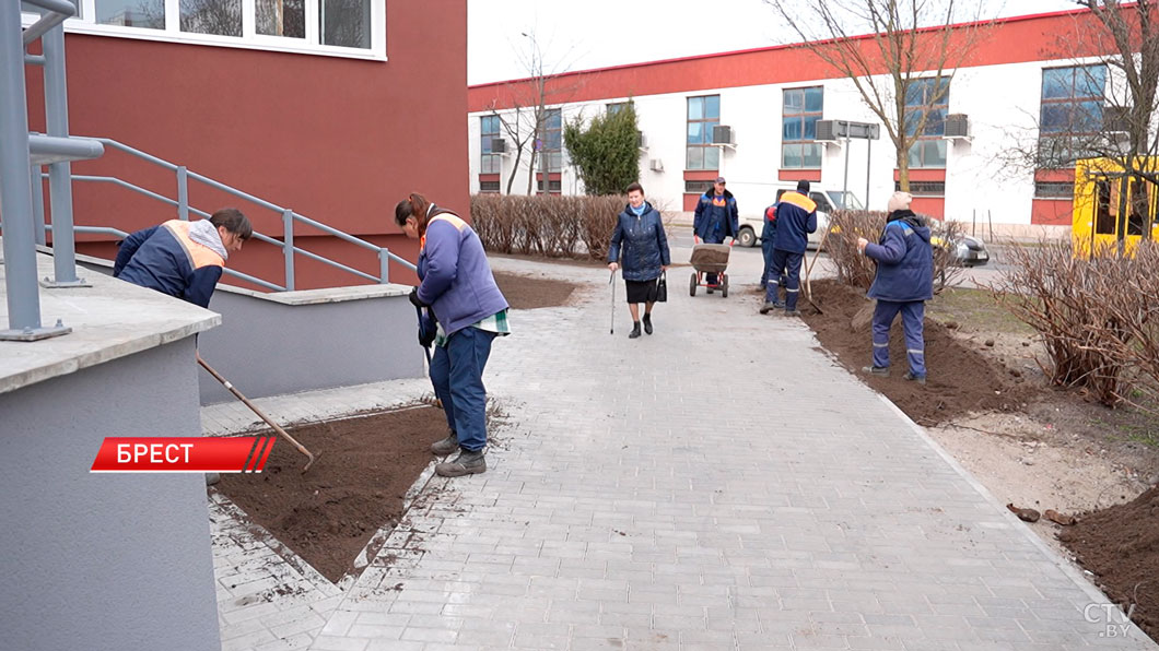 Сезон добрых дел стартовал! Брестские коммунальщики активно благоустраивают областной центр-12