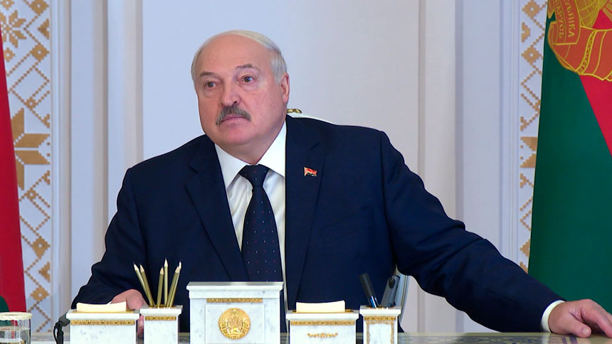 Лукашенко поручил привлечь крупные сети к торговле на селе