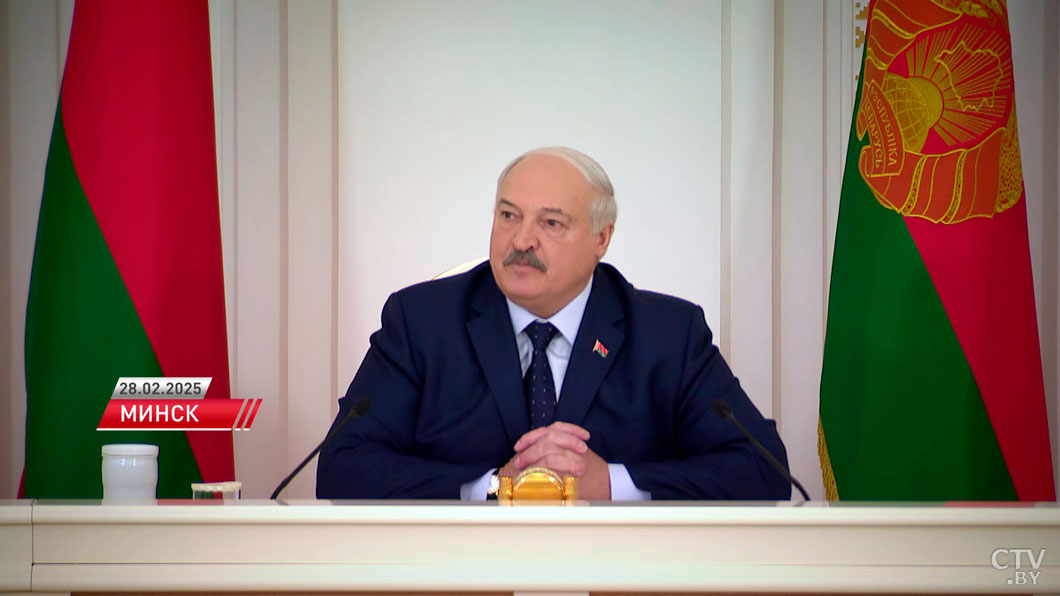 Лукашенко: «бедные» и «нищие» живут в особняках, 12 любовниц! Содержи хоть 20, но за свой счёт!-4