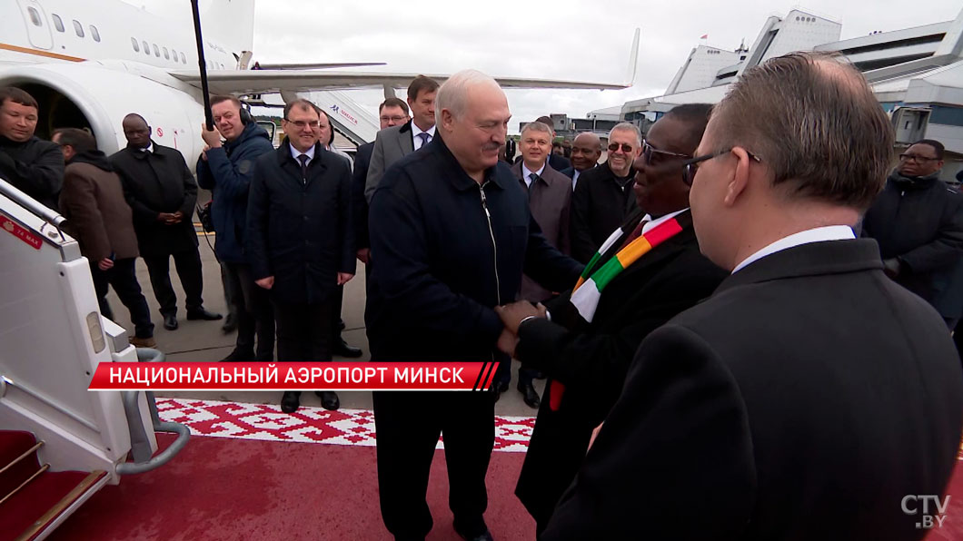 Лукашенко у трапа самолёта передал подарок для первой леди Зимбабве-2