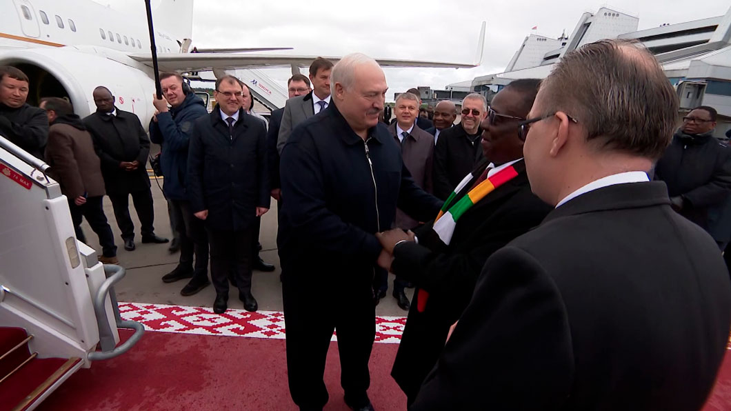 Лукашенко у трапа самолёта передал подарок для первой леди Зимбабве