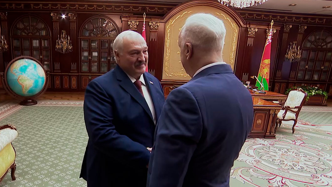 Бастрыкин вручил Лукашенко медаль в честь 80-летия Победы