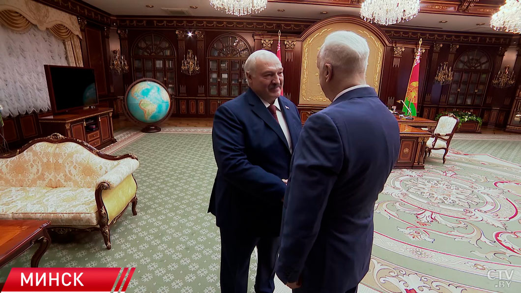 Бастрыкин вручил Лукашенко медаль в честь 80-летия Победы-6